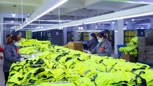 從樣品到成品，揭秘執(zhí)勤棉服定制全過程！