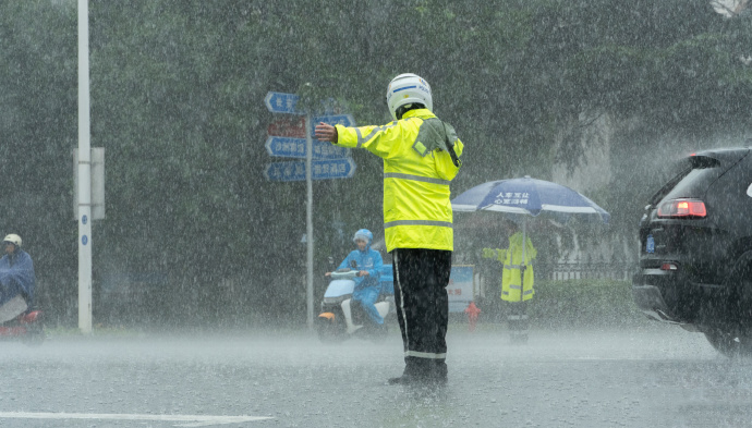 悶濕退散！復(fù)合布執(zhí)勤雨衣助您輕松應(yīng)對梅雨季
